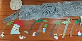 写真1　台風の中で風にあおられているうさぎたちの装飾。
