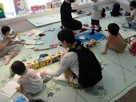 写真　多目的室で親子わくわく読書ひろばを楽しむ親子たちの写真。