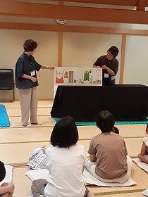 写真大型絵本「しりとりのだいすきなおうさま」を読んでいるところ。