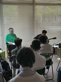 写真　朗読とギターの演奏の様子