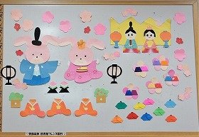 桃の花。ぼんぼり。屏風の前のお内裏様とお雛様。うさぎのお雛様。桃の花の上に載ったお雛様。小さなお雛様がたくさん並んでいます。 3月の壁面装飾です。