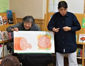 『サンドイッチサンドイッチ』の読み聞かせの様子。