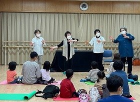 最初のグーチョキパーの歌を演者が4人で歌っている様子。