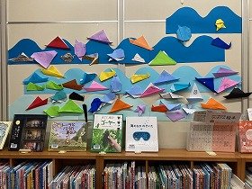 写真　絵本コーナーにできあがった船や魚などでいっぱいの壁面飾り