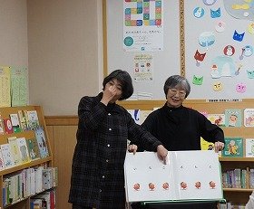 写真　『だるまさんと』の読み聞かせの様子。