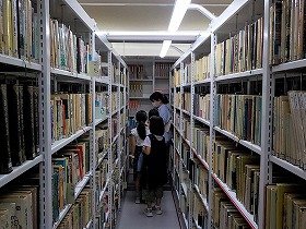 書庫に入って話を聞く様子