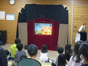 人形劇団あっぷうさんの人形劇を楽しむ子どもたち