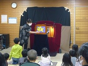 吹田紙芝居拍子木さんのクイズ形式の紙芝居に答える子どもたち