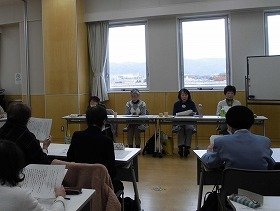 写真2　テキストを読む参加者