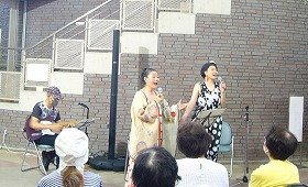 高らかに歌い上げる永田カツコさんとつぐめさん。