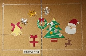 飾り付けられたクリスマスツリーとベル、リース、サンタクロース、トナカイ、プレゼント、雪の結晶。