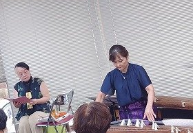 写真　朗読と琴の演奏の様子