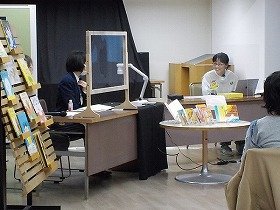 講師の柴田先生と職員の対談の様子。