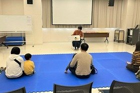 写真1　さわる絵本の読み聞かせの様子