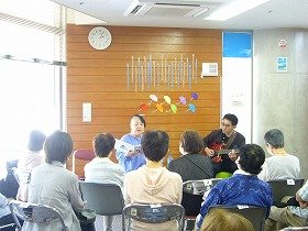 本の朗読とギターの演奏の様子