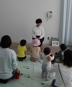 画像1：おはなしを聞いている子供たち