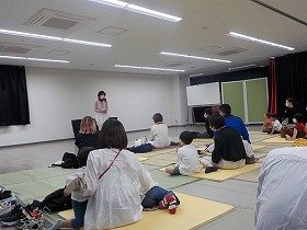 おはなし『くまの子ウーフ』を聴く参加者の様子。