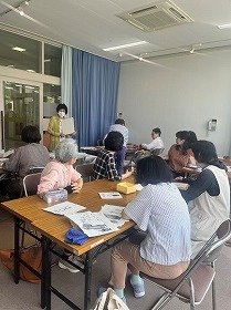 写真2　先生の講義を聞く受講生たち