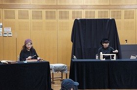 写真1　おはなし組木「三びきのやぎのがらがらどん」の様子。