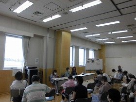 講師と参加者が音読している様子 