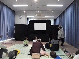 写真1　吹田おはなしの会の方が参加者と手遊びをしているところ