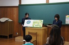 写真2　絵本の読み聞かせを聞く参加者たち。