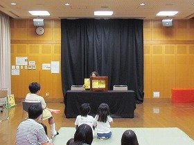 紙芝居『おひるねですよ』の様子