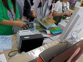 写真1　返却本の確認をしている様子