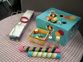 空き箱やペットボトルで作成したエコおもちゃを展示してる様子。