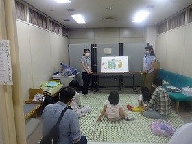 パネルシアター『でんしゃにのって』を親子で見ている様子。