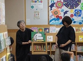 写真　紙芝居の様子。