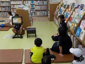 写真2　紙芝居を読む様子