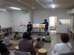 おはなし会で絵本を楽しむ様子。