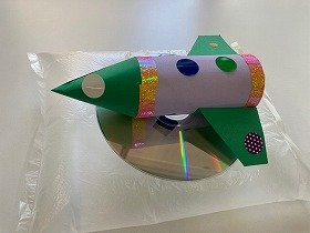 写真1　キラキラ光るロケット型のホバークラフト作品