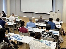 写真2　「認知機能の低下」の講座で参加者がスマートフォンを使って脳の健康チェックに取り組む様子
