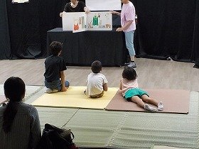 写真2　大型絵本『しりとりのだいすきなおうさま』の読み聞かせの様子