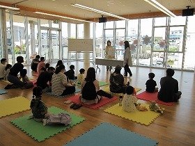 写真1　大型絵本『スイミー』の読みきかせをする様子