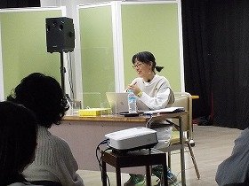講師の柴田先生が笑顔でお話されている写真。