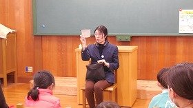 写真1　おはなしを聞く参加者たち。