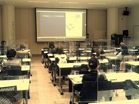 講演を聞く参加者の様子。