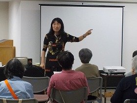 画像　御講演中の村中李衣さん