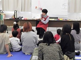 写真絵本の読み聞かせの様子