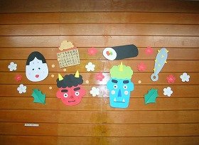 写真1　赤鬼と青鬼と恵方巻などの節分の装飾