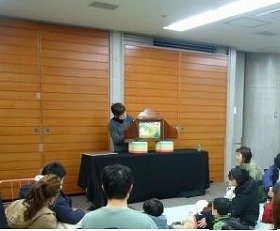 写真1　紙芝居の読み聞かせの様子