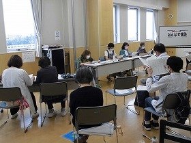 講師と参加者が音読している様子。