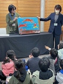 写真　大型絵本の読み聞かせを聞いている児童