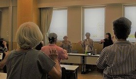 写真1　体操する講師と講座生