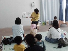 画像2：絵本の読み聞かせを聞いている子供たち