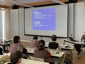 写真　健康医療情報講座「長生きと健康のコツ　がんと認知症予防」の参加者の様子。