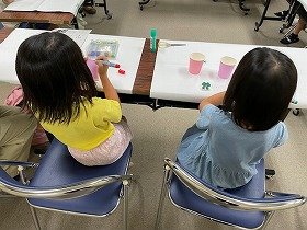 写真1　紙コップで「かえるジャンプ」を作っている様子